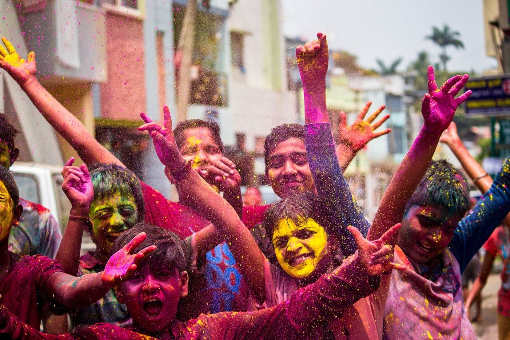 Cette image est l'illustration d'un groupe de jeunes maquillés pour fêter le carnaval